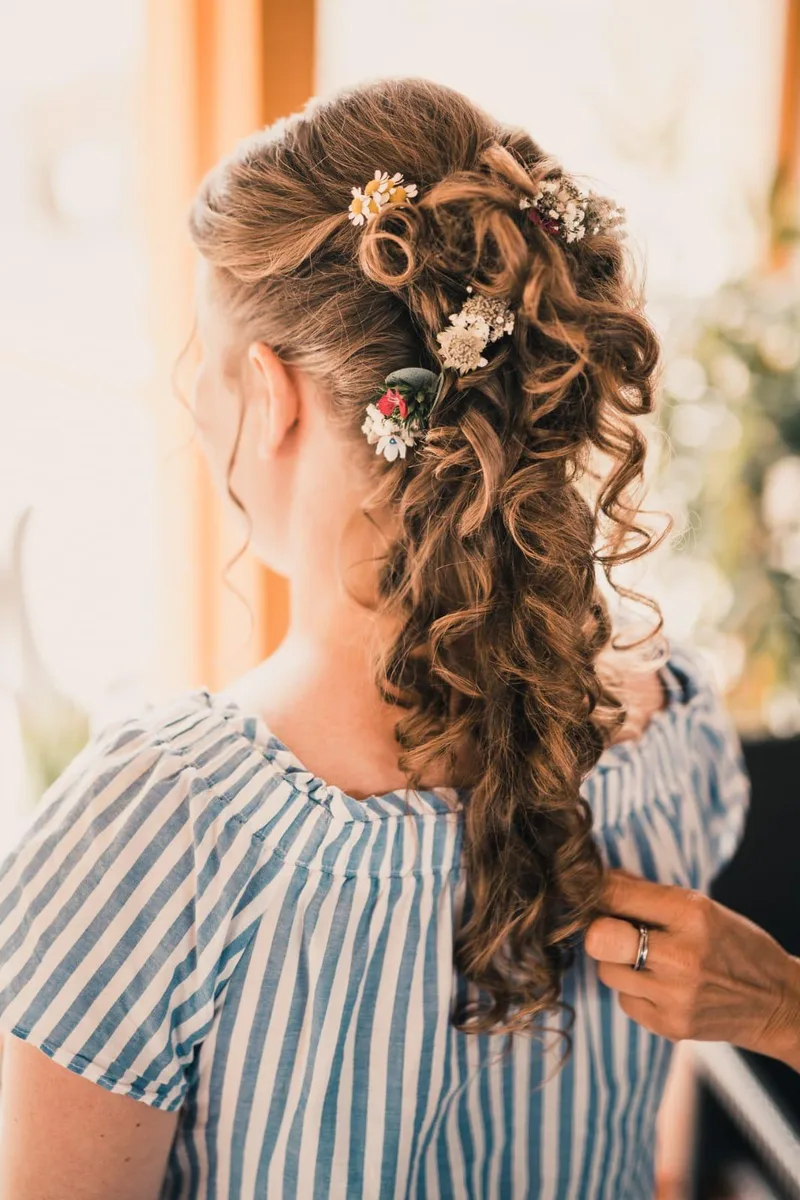 Sabine Hirschmann beim Styling einer Kundin